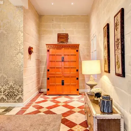 Charming Townhouse S.julians * Sliema